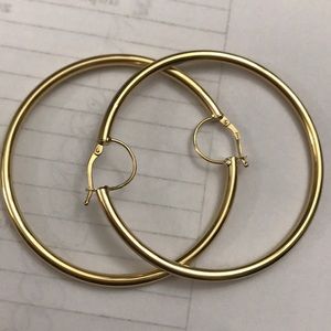 Hoop earrings (18k Saudi Gold)
